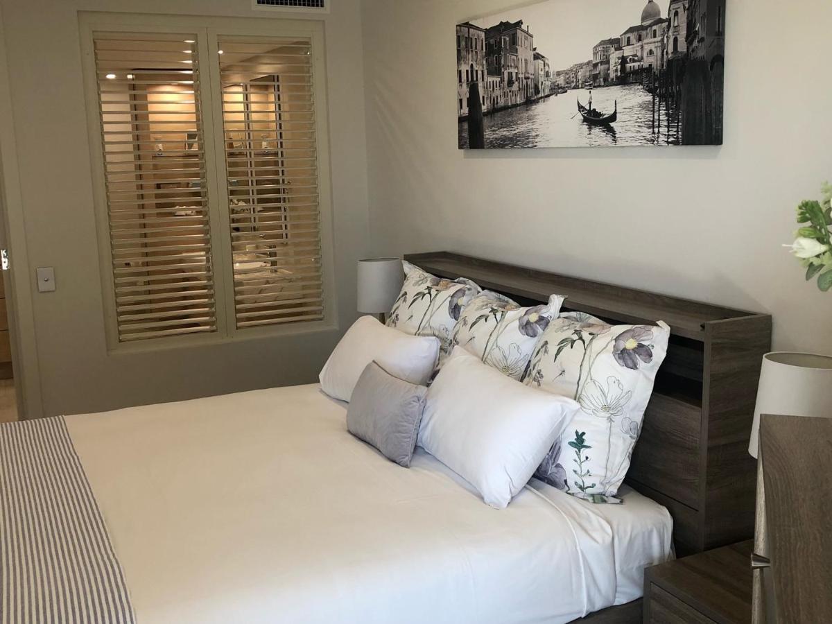 Grand Mercure Allegra Херви Бей Екстериор снимка A bedroom with plantation shutters
