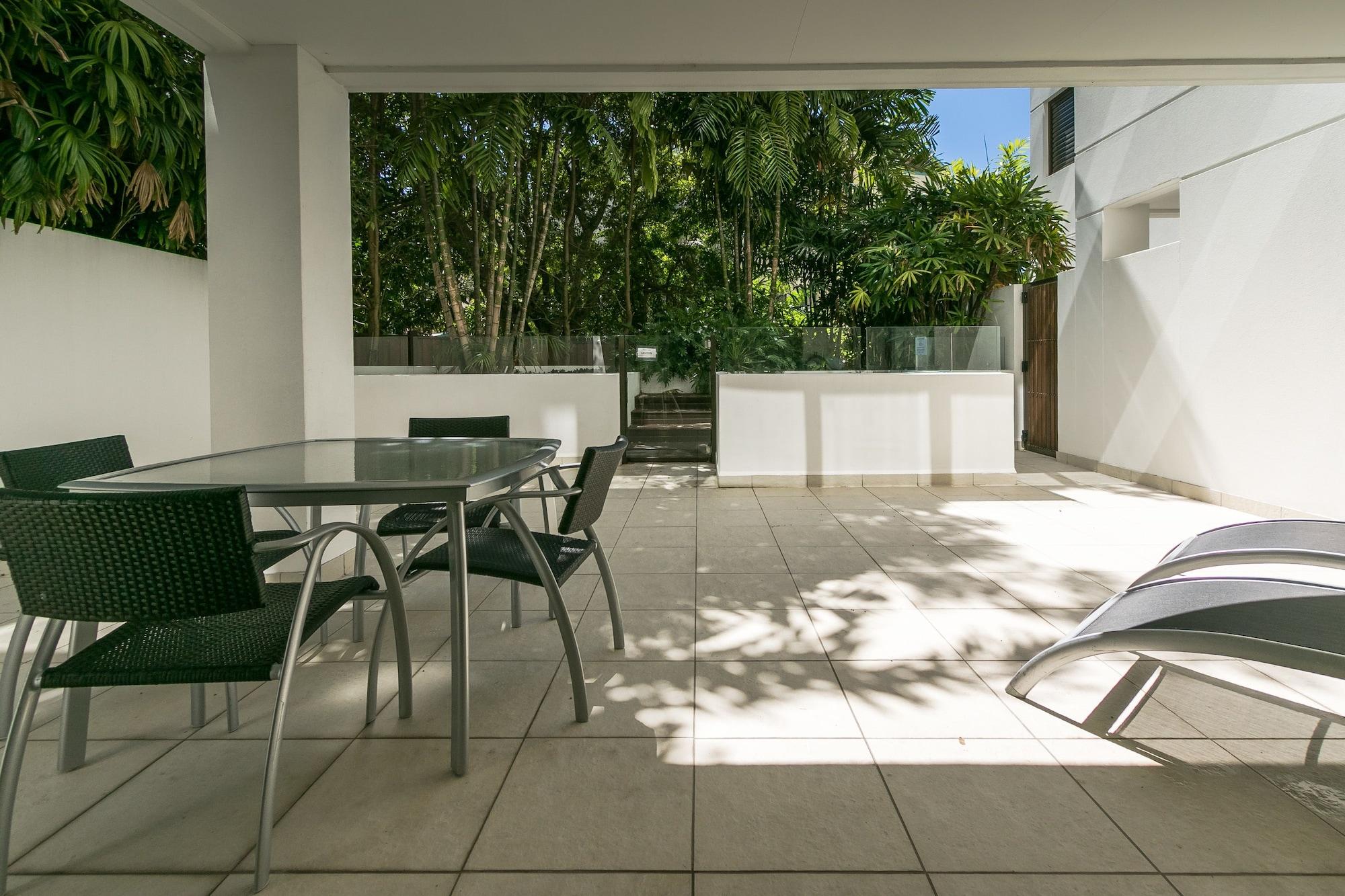 Grand Mercure Allegra Херви Бей Екстериор снимка The courtyard of a typical apartment at the complex