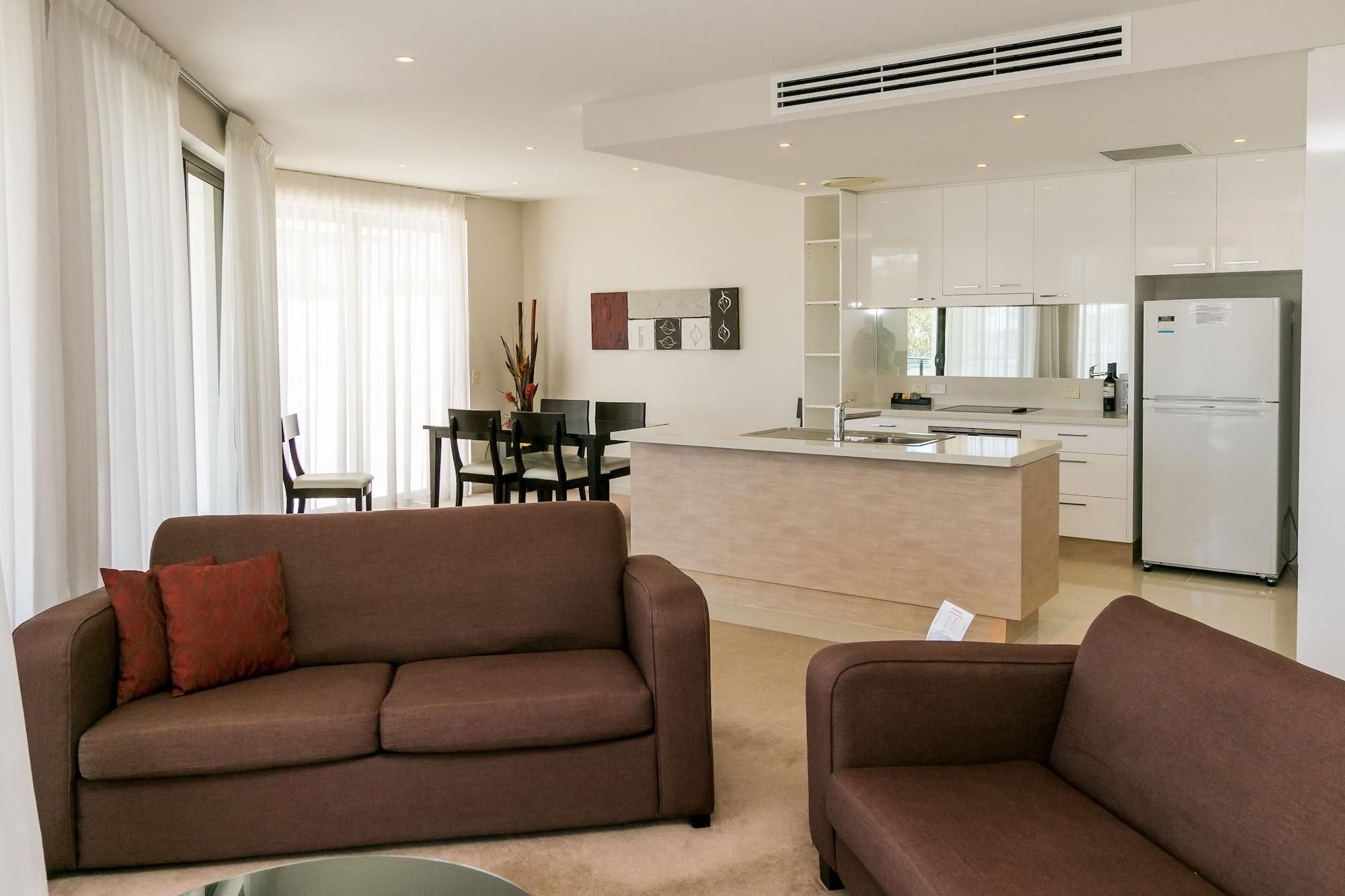 Grand Mercure Allegra Херви Бей Екстериор снимка A living room with a kitchen