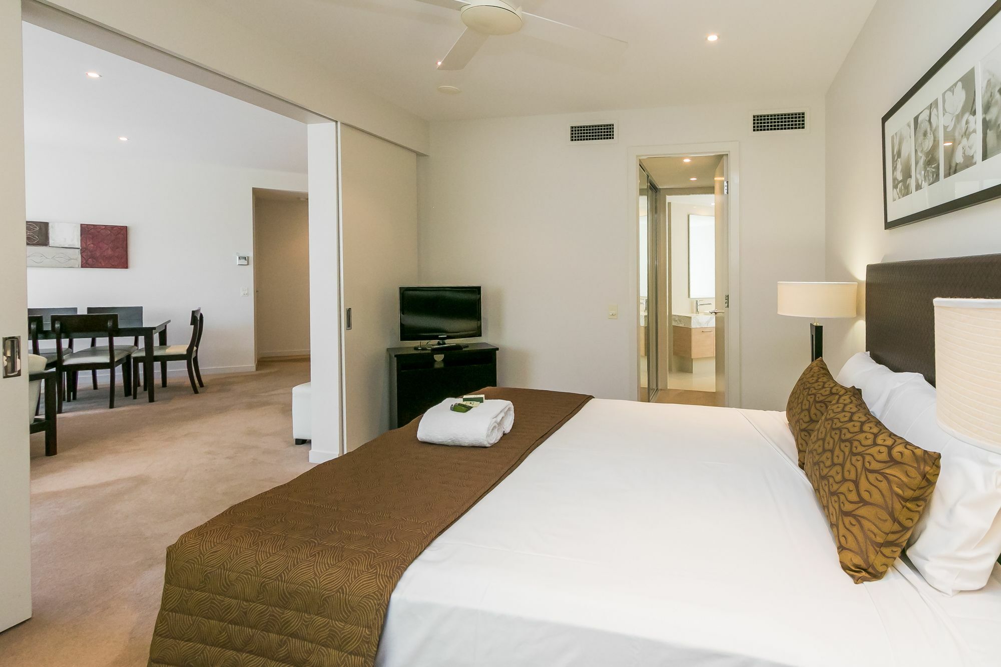 Grand Mercure Allegra Херви Бей Екстериор снимка A bedroom at the Mantra on Lake Orr